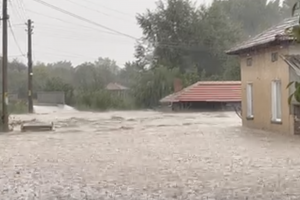 Седмица след последните наводнения селата около Карлово отново са под