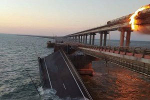 Силен взрив нанесе тежки поражения върху Кримския мост над Керченския