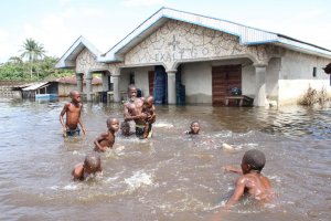 Повече от 600 души загинаха при най голямото наводнение което Нигерия