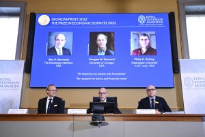 Трима икономисти базирани в САЩ бяха наградени днес с Нобеловата награда