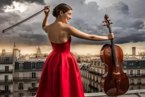 Дворжак среща Ели Сааб в концерт на атрактивна френска виолончелистка
