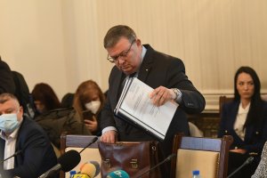 Бившият шеф на антикорупционната комисия КПКОНПИ Сотир Цацаров ще заведе
