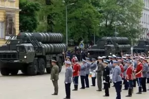 Армията придвижва танкове, ракети и самолети към София 