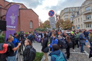 Със скандирания Оставка и затвор Данче позор започна днешният протест