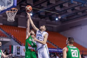 Българският национален отбор по баскетбол запази шансове за продължаване напред