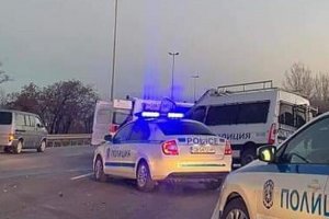 Полицейски служите е пострадал в София след гонка на бус