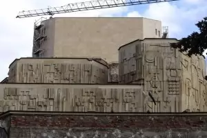 Фасадата на театър "София" се ремонтира "като баня"