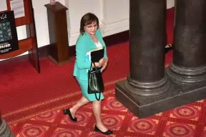 Нинова обърка призовка с арест