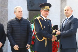Президентът Румен Радев пенсионира директора на пожарната главен комисар Николай Николов