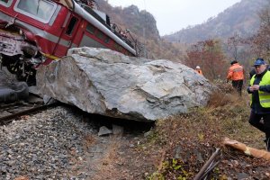 Локомотивът на пътническия влак София Бургас се удари в паднала скала на