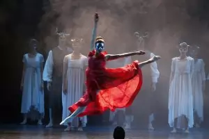 Балет "Арабеск" кани празнично на "Кармина Бурана" и "Болеро"