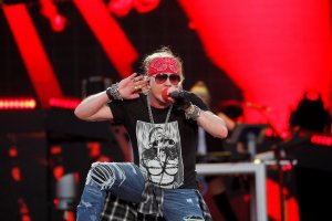 Американската рокгрупа Guns N Roses съди компания която управлява онлайн