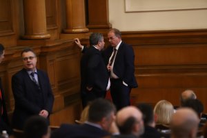 Парламентът обсъжда в момента ветото което наложи президентът Румен Радев