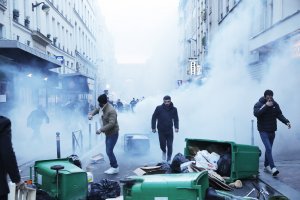 Протести избухнаха в Париж в квартала в който по рано днес