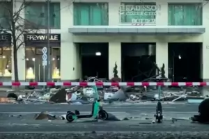 Огромен аквариум с 1 млн. л вода се пръсна в центъра на Берлин