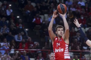 Баскетболист №1 на България Александър Везенков показа че контузията в