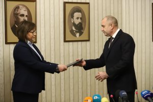 Водачът на БСП Корнелия Нинова офицално върна на президента Румен