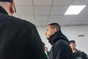 Съдът остави в ареста полицая, возил 33 нелегални мигранти