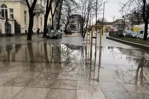 Ремонтираният тротоар срещу парламента се превърна в езеро 