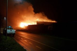 Пожар изпепели голямо заведение на плажа в Бургас То се