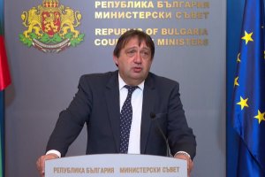 Министърът на регионалното развитие Иван Шишков го удари на молба