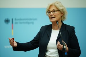 Кристине Ламбрехт подаде оставка като министър на отбраната на Германия