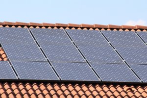 Поставянето на соларни панели на покривите на къщи или други
