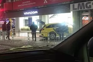 Такси се вряза в магазин в центъра на София