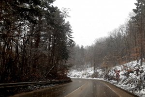 Сняг и виелици затрудняват обстановката по пътищата в цялата страна