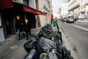 Заради стачки Париж тъне в боклуци