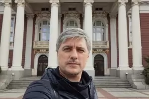 Владо Карамазов се връща в щата на Народния театър