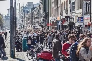 Амстердам започна кампания срещу млади британски туристи