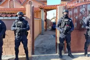 Тежковъоръжени полицаи атакуват адреси в Сливенско
