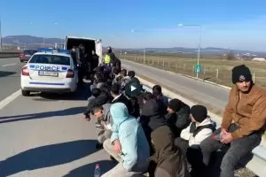 Задържаха натъпкан с десетки мигранти бус в близост до Перник 