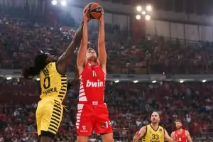 Везенков поведе "Олимпиакос" към Финалната четворка