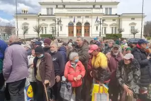 Стотици се наредиха за храна пред парламента