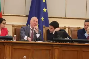 Парламентът се чуди с какво да си пилее времето