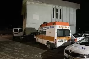 Полицията преследва линейка, натъпкана с 23-ма мигранти 