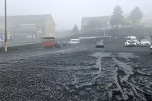 Вулканът Етна изригна и затвори летището в Катания