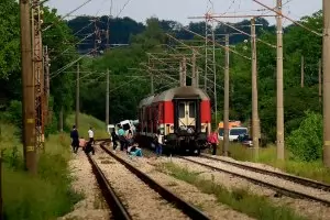 Двама души загинаха след сблъсък между микробус и влак