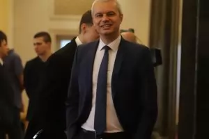 Костадинов се яви за делото си, а прокуратурата - не