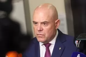 Гешев бомбардира съда с жалби срещу ВСС