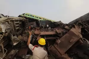 300 души загинаха при чудовищна влакова катастрофа в Индия