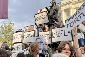 Хиляди протестираха в Полша след смъртта на бременна жена