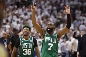 Звездата на "Бостън" получи най-скъпия договор в историята на баскетбола