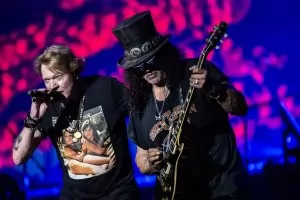 Българин бе заловен с оръжие на концерт на Guns N' Roses