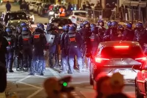 Демонстранти блъснаха кола в дома на френски кмет