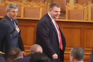 Пеевски излиза от конституционната комисия на НС, но влиза в правната