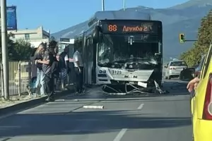 Автобус катастрофира в София