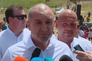 Радев: Украйна настоява да води тази война